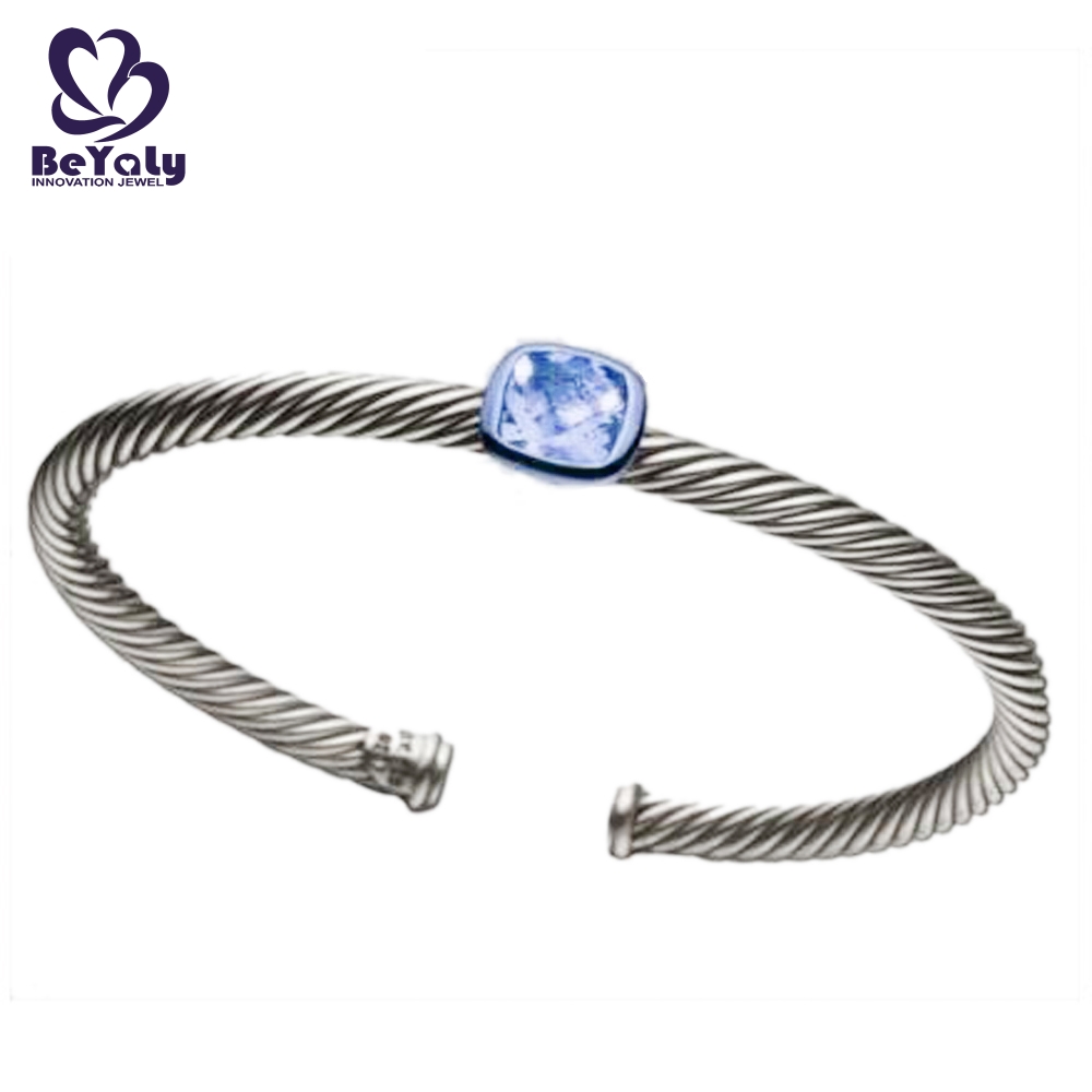 Simple adjustable screw thread bangle with a big stone
