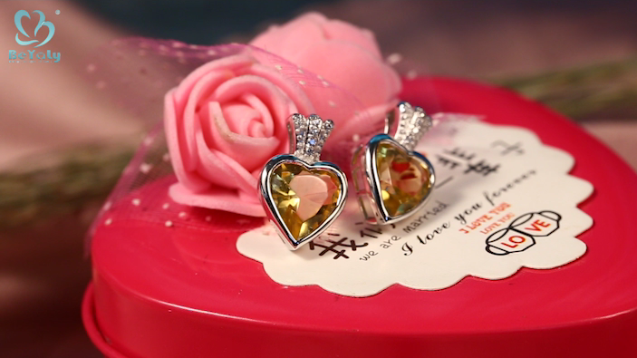 Lovely earring design