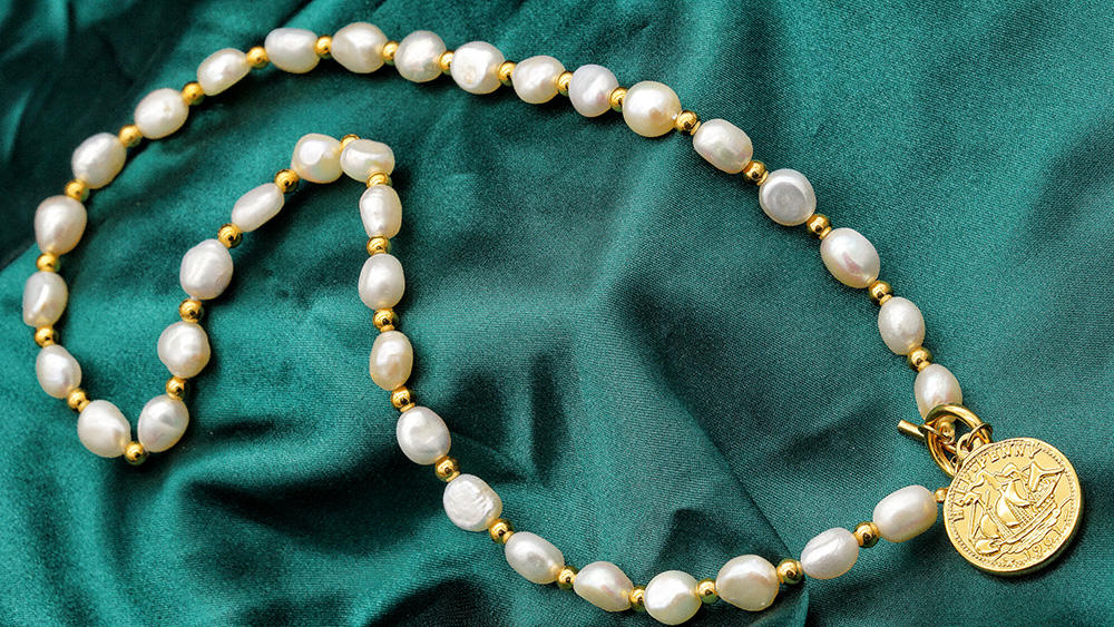 product-Baroque freshwater pearl necklace female niche retro coin portrait pendant short style clavi-3